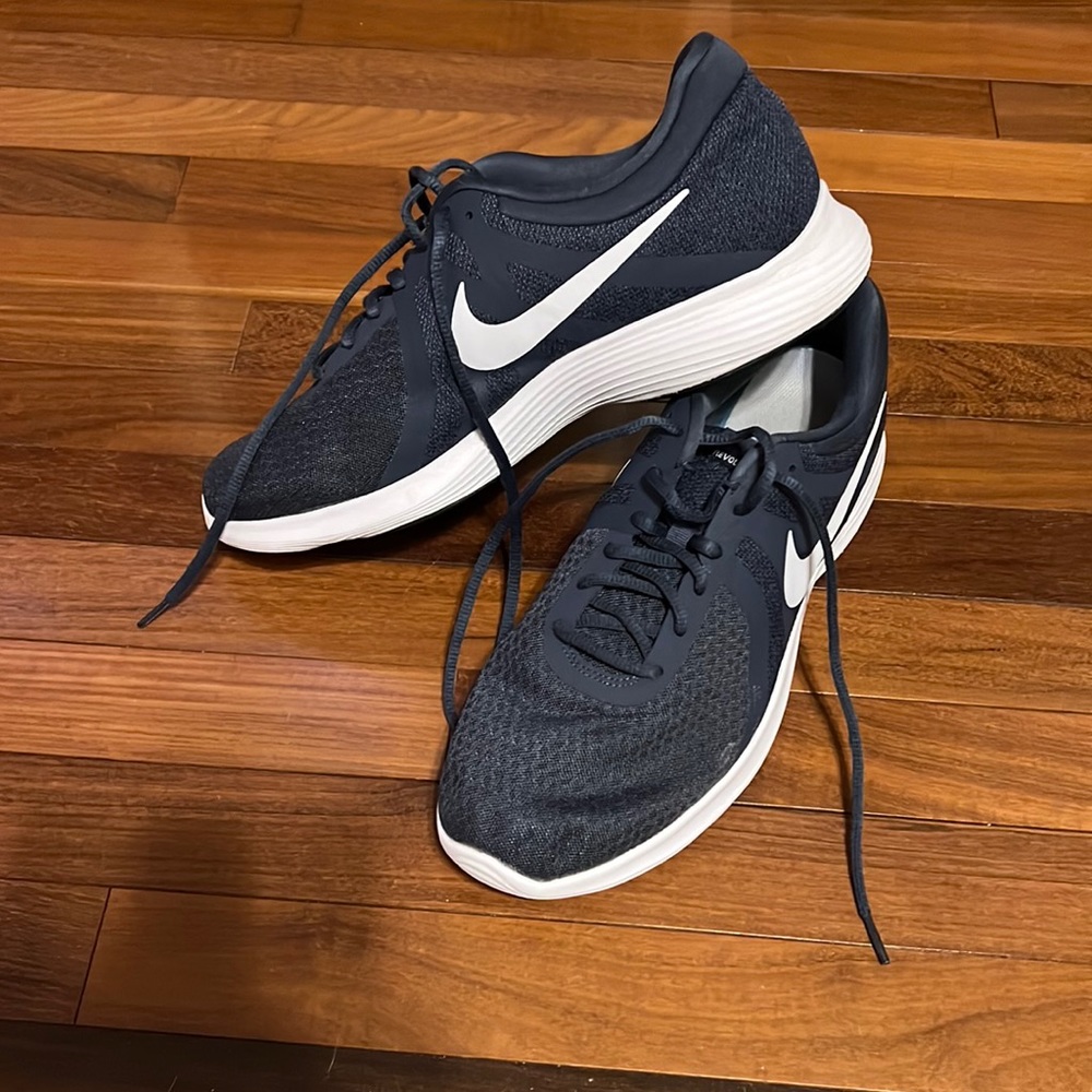 ✔️Nike athletic shoes